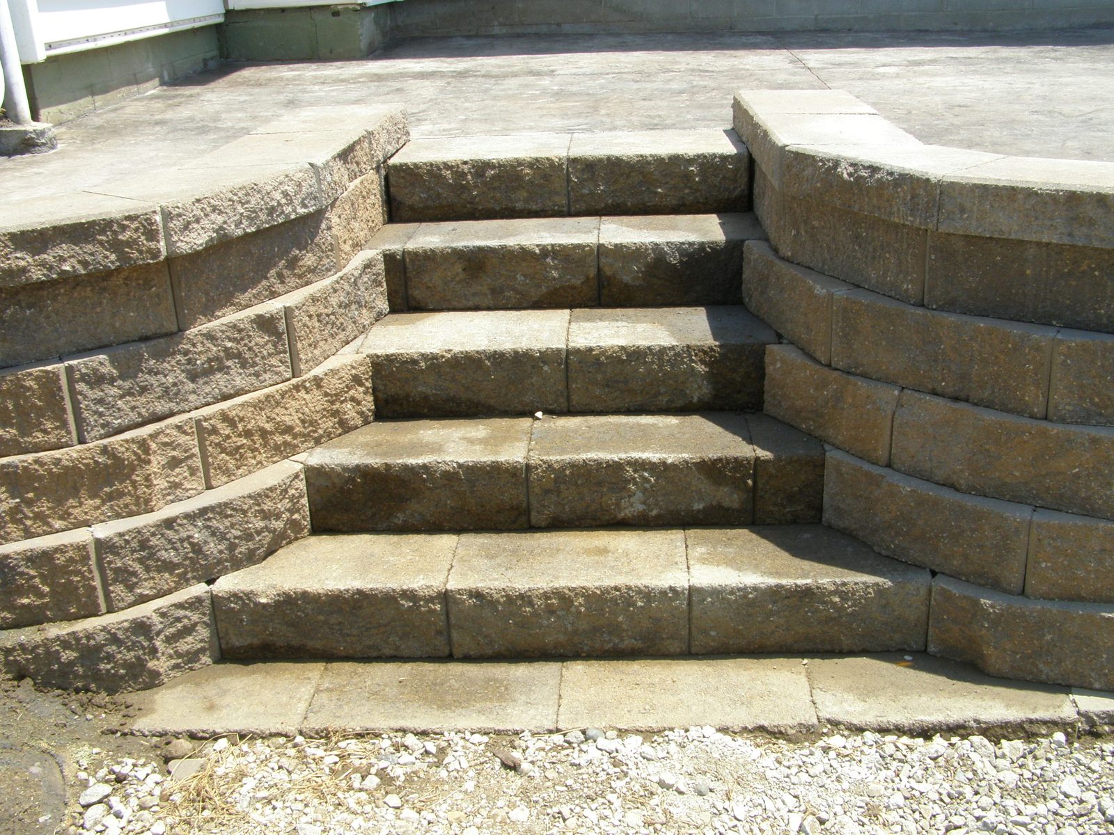 Curved block retaining wall steps